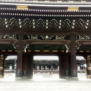 10. 歩いていくと左手に東本願寺があります。